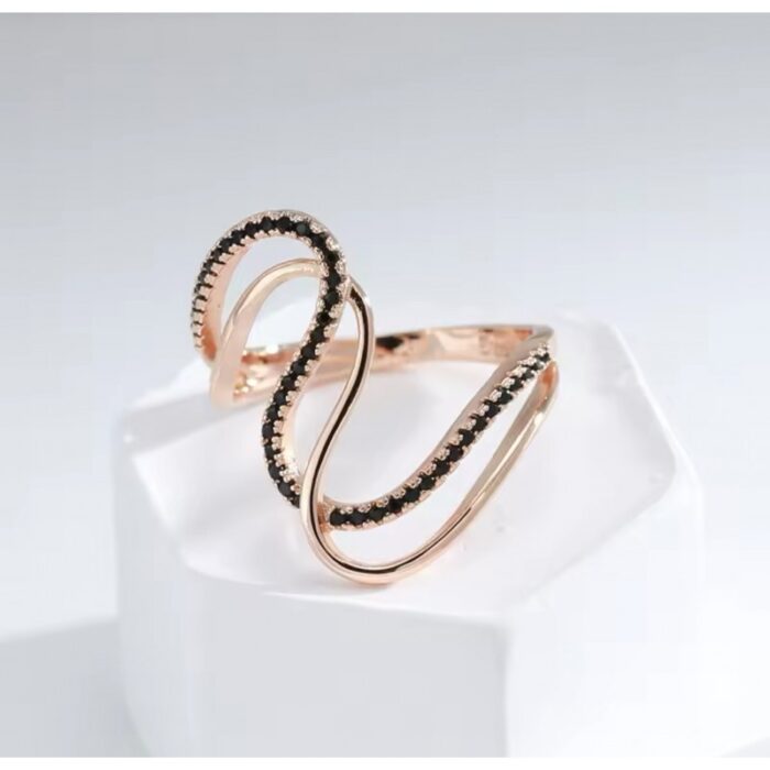 10337092_67dc5cd09a6a4 خاتم جولدن روز بتصميم أحجار زركون أسود - الصورة 1