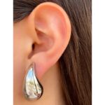 ⁦حلق فضي بتصميم دمعة حجم كبير⁩ - الصورة ⁦2⁩