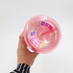 ⁦مطرة ماء مع مصاصة لون زهري بتصميم دونت⁩ - الصورة ⁦8⁩