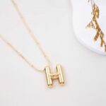 سلسال ذهبي بتصميم حرف H