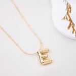 سلسال ذهبي بتصميم حرف E