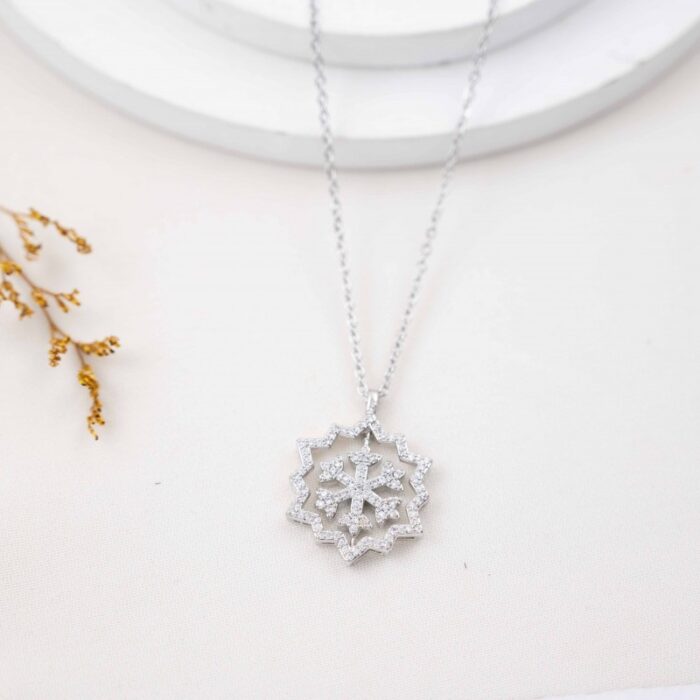 10337173_67dc5d91f33c1 سلسال فضي بتصميم ندفة ثلج مع إطار مع زركون أبيض - الصورة 1