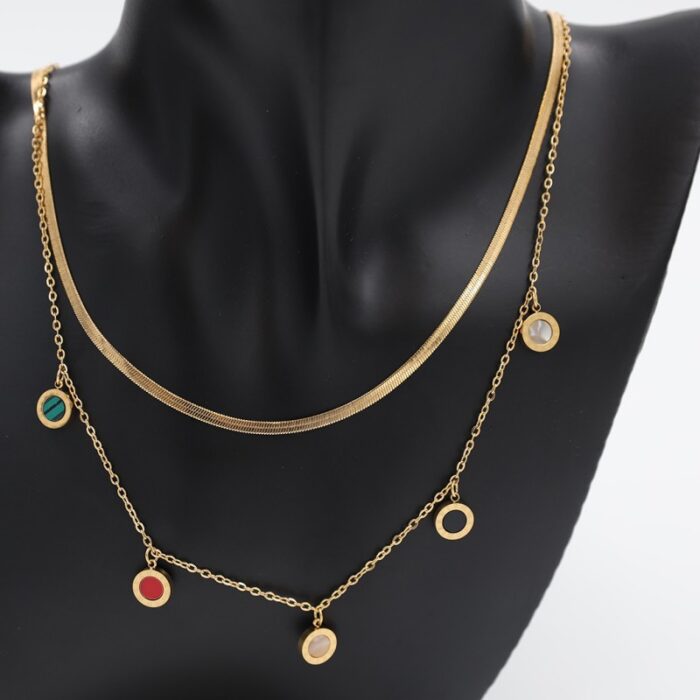 ⁦سلسال ذهبي بتصميم أحجار ملونة طبقتين⁩ - الصورة ⁦2⁩