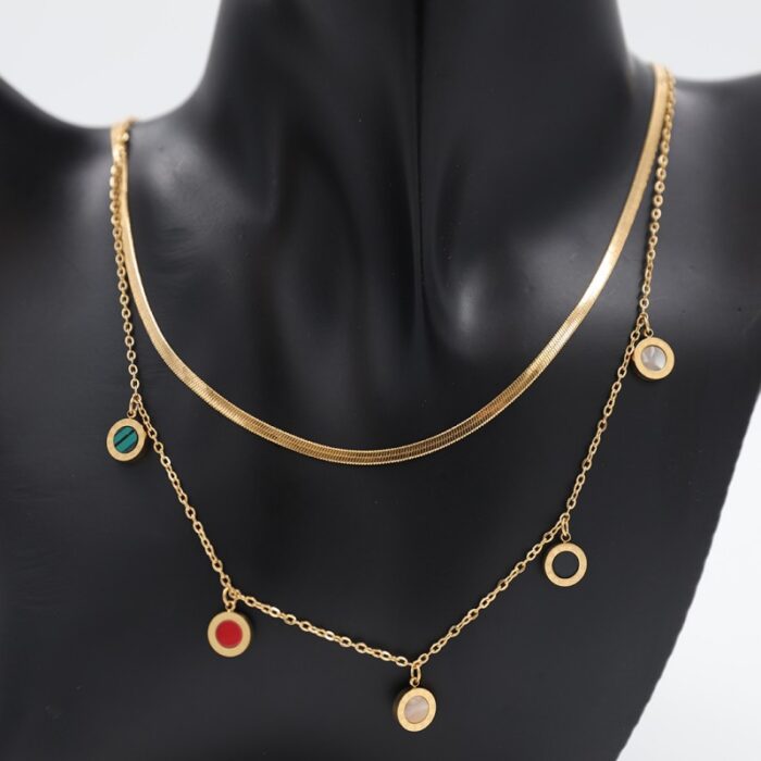 ⁦سلسال ذهبي بتصميم أحجار ملونة طبقتين⁩ - الصورة ⁦4⁩