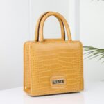 ⁦شنطة جلد ماركة GAIA للنساء لون كموني⁩ - الصورة ⁦3⁩