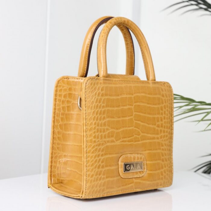 ⁦شنطة جلد ماركة GAIA للنساء لون كموني⁩ - الصورة ⁦4⁩