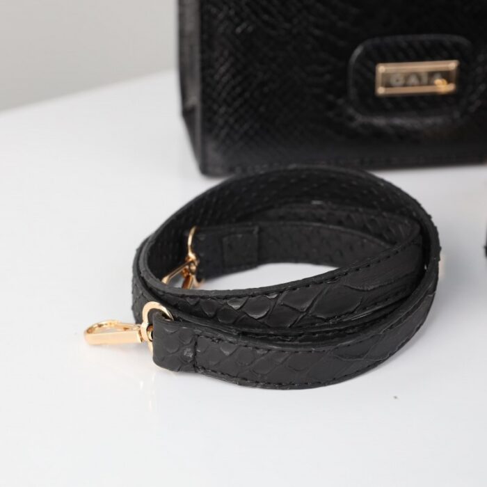 ⁦شنطة جلد أفعى ماركة GAIA للنساء لون أسود⁩ - الصورة ⁦2⁩
