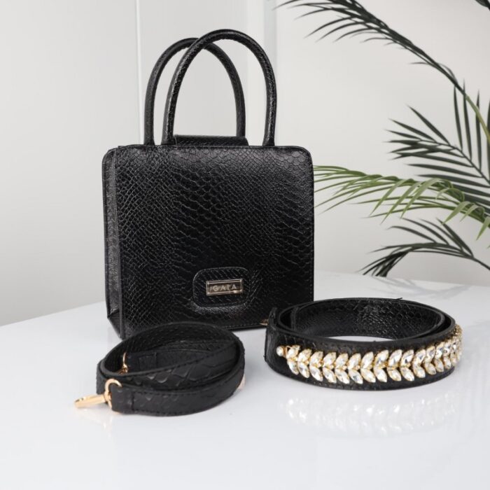 ⁦شنطة جلد أفعى ماركة GAIA للنساء لون أسود⁩ - الصورة ⁦3⁩