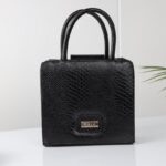 ⁦شنطة جلد أفعى ماركة GAIA للنساء لون أسود⁩ - الصورة ⁦4⁩