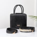 ⁦شنطة جلد أفعى ماركة GAIA للنساء لون أسود⁩ - الصورة ⁦5⁩