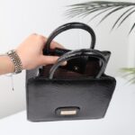 ⁦شنطة جلد أفعى ماركة GAIA للنساء لون أسود⁩ - الصورة ⁦7⁩