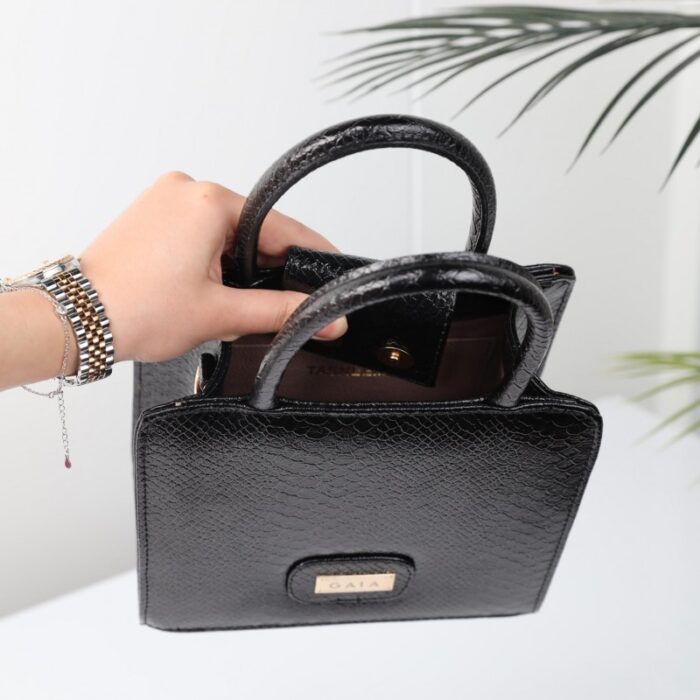 ⁦شنطة جلد أفعى ماركة GAIA للنساء لون أسود⁩ - الصورة ⁦7⁩