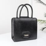 ⁦شنطة جلد أفعى ماركة GAIA للنساء لون أسود⁩ - الصورة ⁦8⁩