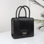 ⁦شنطة جلد أفعى ماركة GAIA للنساء لون أسود⁩ - الصورة ⁦9⁩