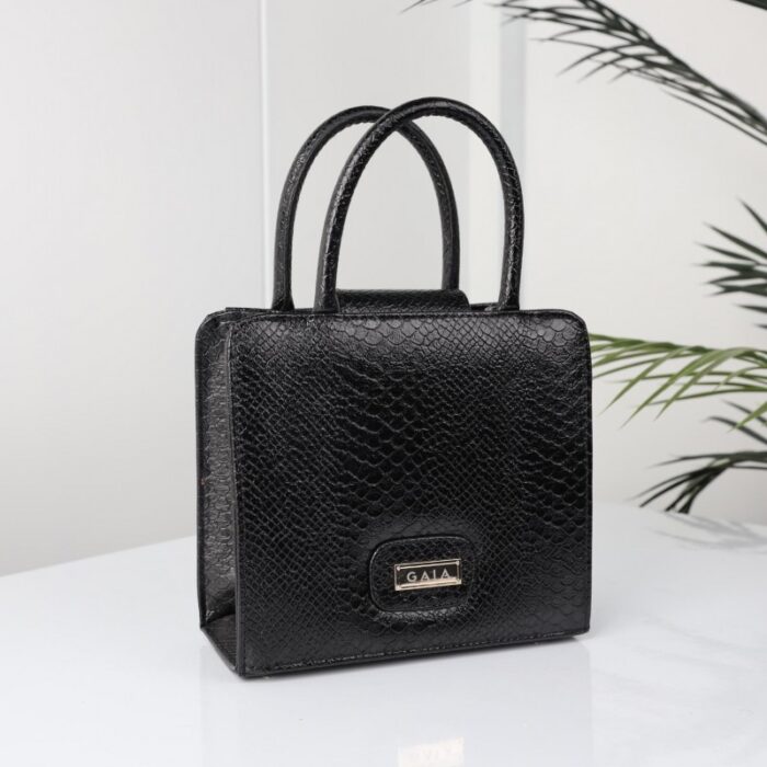 ⁦شنطة جلد أفعى ماركة GAIA للنساء لون أسود⁩ - الصورة ⁦9⁩