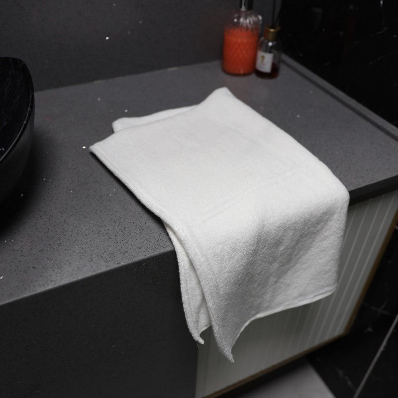 ⁦منشفة لون أبيض 94* 54 سم⁩ - الصورة ⁦1⁩