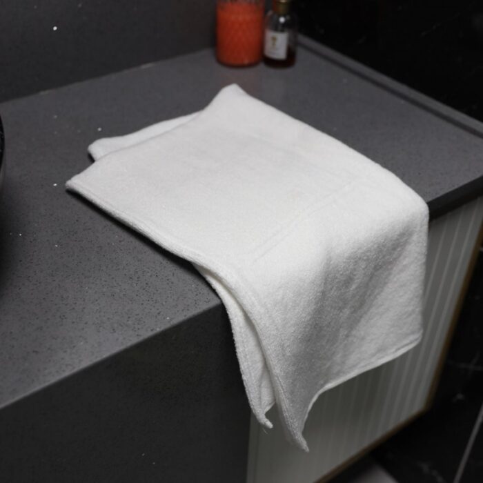 ⁦منشفة لون أبيض 94* 54 سم⁩ - الصورة ⁦2⁩