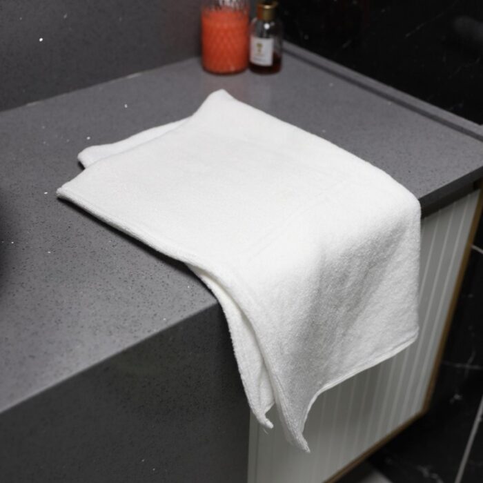 ⁦منشفة لون أبيض 94* 54 سم⁩ - الصورة ⁦3⁩