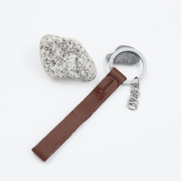 10337273_67dc5e18604bc ميدالية جلد لون بني - الصورة 1