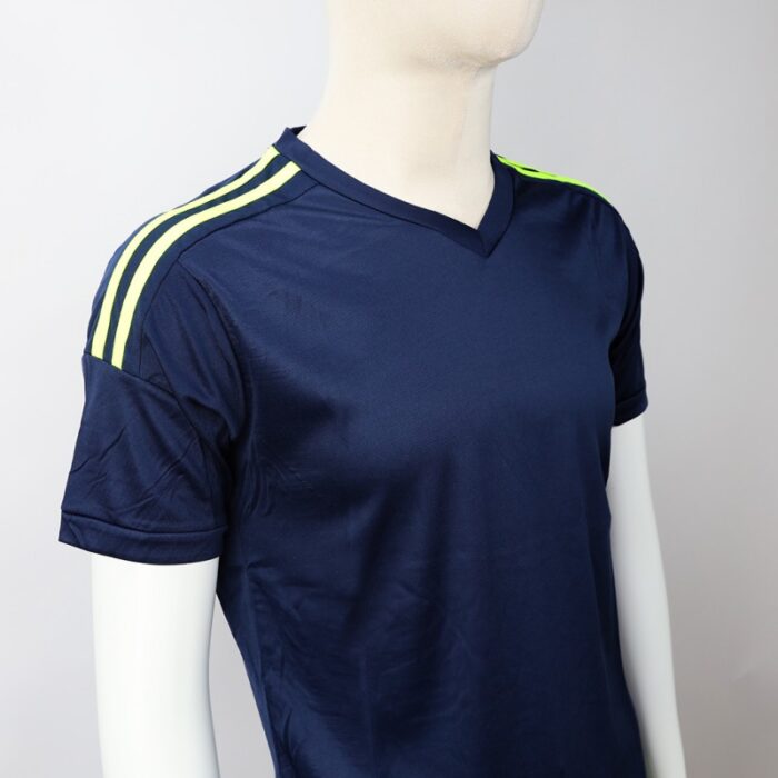 ⁦طقم رياضي (تيشيرت وشورت) للشباب لون كحلي وأصفر فسفوري⁩ - الصورة ⁦5⁩