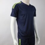 ⁦طقم رياضي (تيشيرت وشورت) للشباب لون كحلي وأصفر فسفوري⁩ - الصورة ⁦10⁩