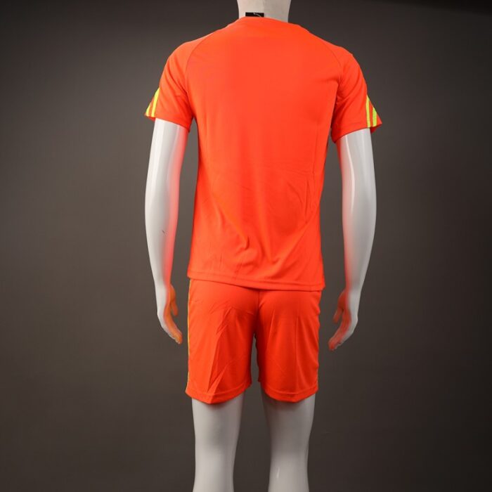 10337291_67dc5e35a6081 طقم رياضي (تيشيرت وشورت) للشباب لون برتقالي واصفر - الصورة 1