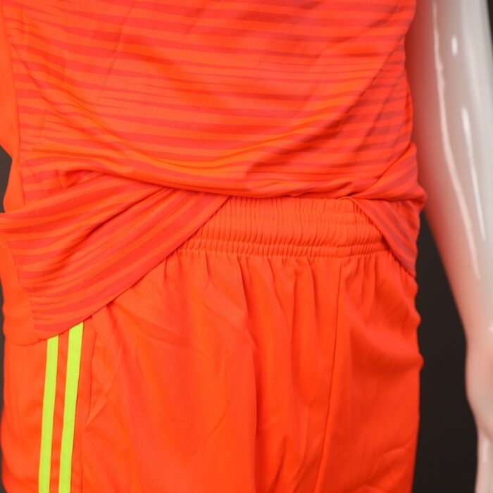 ⁦طقم رياضي (تيشيرت وشورت) للشباب لون برتقالي واصفر⁩ - الصورة ⁦2⁩