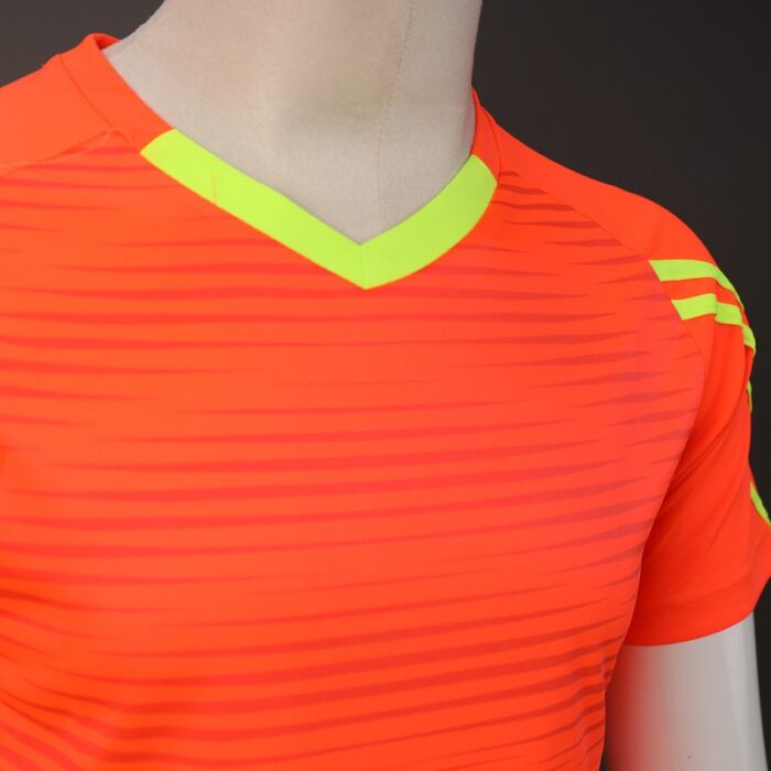 ⁦طقم رياضي (تيشيرت وشورت) للشباب لون برتقالي واصفر⁩ - الصورة ⁦4⁩