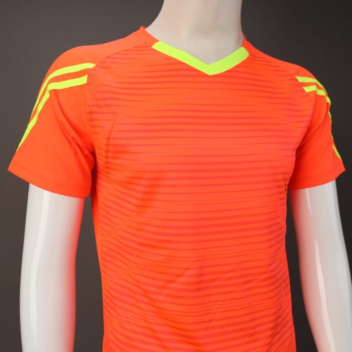 ⁦طقم رياضي (تيشيرت وشورت) للشباب لون برتقالي واصفر⁩ - الصورة ⁦6⁩