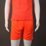 ⁦طقم رياضي (تيشيرت وشورت) للشباب لون برتقالي واصفر⁩ - الصورة ⁦7⁩