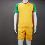 ⁦طقم رياضي (تيشيرت وشورت) للشباب لون أصفر وأحمر وأخضر⁩ - الصورة ⁦2⁩