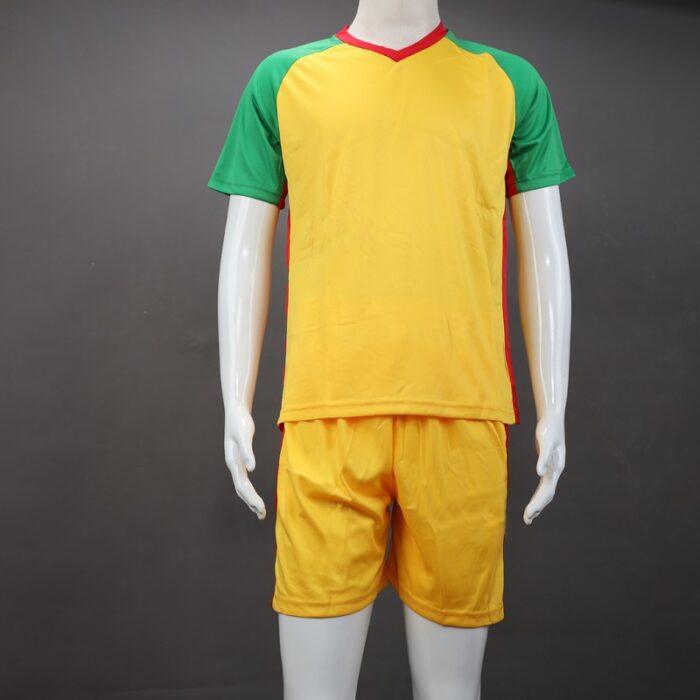 ⁦طقم رياضي (تيشيرت وشورت) للشباب لون أصفر وأحمر وأخضر⁩ - الصورة ⁦2⁩