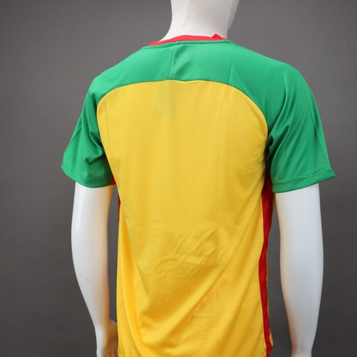 ⁦طقم رياضي (تيشيرت وشورت) للشباب لون أصفر وأحمر وأخضر⁩ - الصورة ⁦4⁩