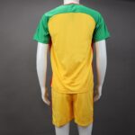 ⁦طقم رياضي (تيشيرت وشورت) للشباب لون أصفر وأحمر وأخضر⁩ - الصورة ⁦5⁩