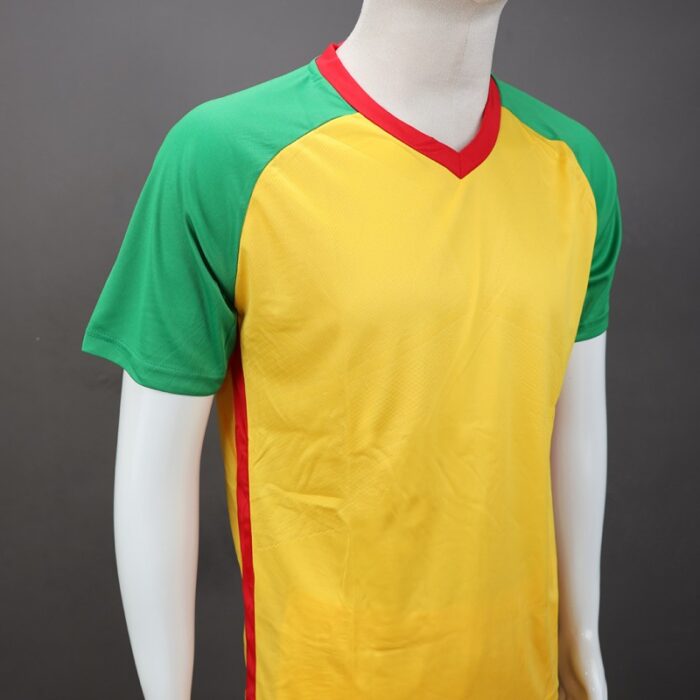 ⁦طقم رياضي (تيشيرت وشورت) للشباب لون أصفر وأحمر وأخضر⁩ - الصورة ⁦6⁩