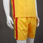⁦طقم رياضي (تيشيرت وشورت) للشباب لون أصفر وأحمر وأخضر⁩ - الصورة ⁦8⁩