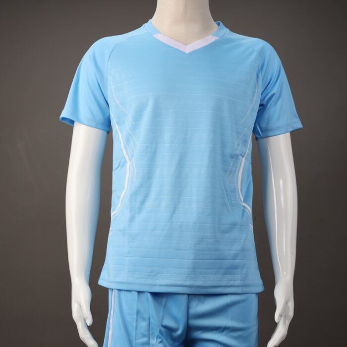 ⁦طقم رياضي (تيشيرت وشورت) للشباب لون أزرق فاتح وأبيض⁩ - الصورة ⁦2⁩