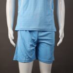 ⁦طقم رياضي (تيشيرت وشورت) للشباب لون أزرق فاتح وأبيض⁩ - الصورة ⁦3⁩