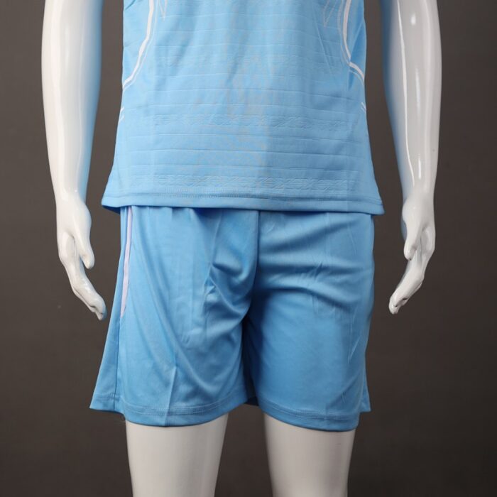 ⁦طقم رياضي (تيشيرت وشورت) للشباب لون أزرق فاتح وأبيض⁩ - الصورة ⁦3⁩