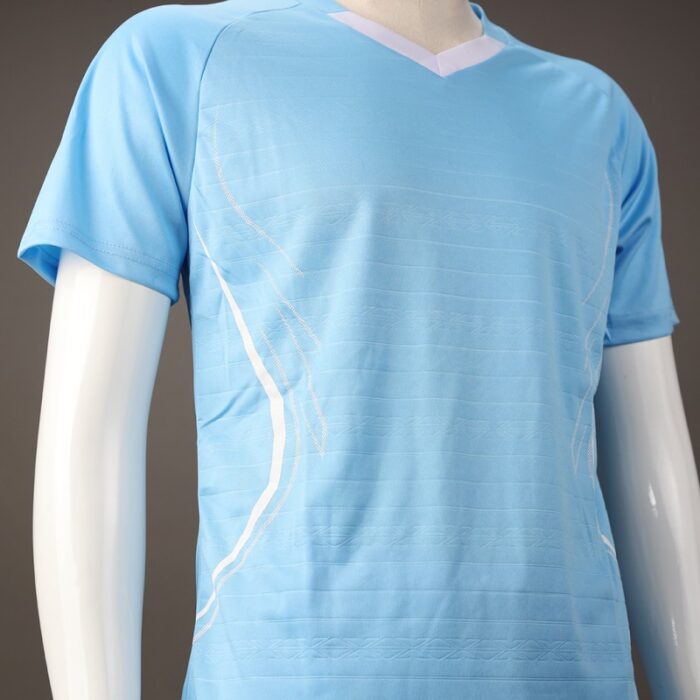 ⁦طقم رياضي (تيشيرت وشورت) للشباب لون أزرق فاتح وأبيض⁩ - الصورة ⁦5⁩