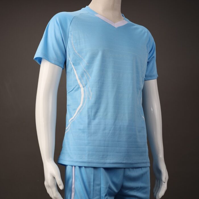 ⁦طقم رياضي (تيشيرت وشورت) للشباب لون أزرق فاتح وأبيض⁩ - الصورة ⁦7⁩