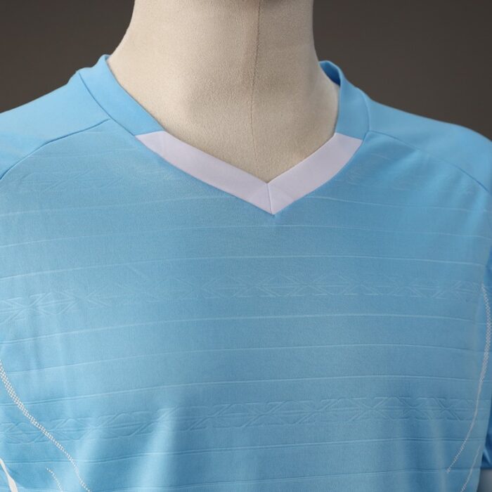 ⁦طقم رياضي (تيشيرت وشورت) للشباب لون أزرق فاتح وأبيض⁩ - الصورة ⁦9⁩