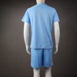 ⁦طقم رياضي (تيشيرت وشورت) للشباب لون أزرق وأبيض⁩ - الصورة ⁦2⁩