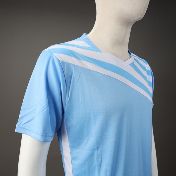 ⁦طقم رياضي (تيشيرت وشورت) للشباب لون أزرق وأبيض⁩ - الصورة ⁦3⁩
