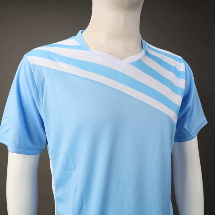 ⁦طقم رياضي (تيشيرت وشورت) للشباب لون أزرق وأبيض⁩ - الصورة ⁦4⁩