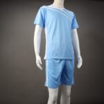 ⁦طقم رياضي (تيشيرت وشورت) للشباب لون أزرق وأبيض⁩ - الصورة ⁦7⁩