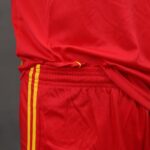 ⁦طقم رياضي (تيشيرت وشورت) للشباب لون أحمر وأصفر⁩ - الصورة ⁦2⁩