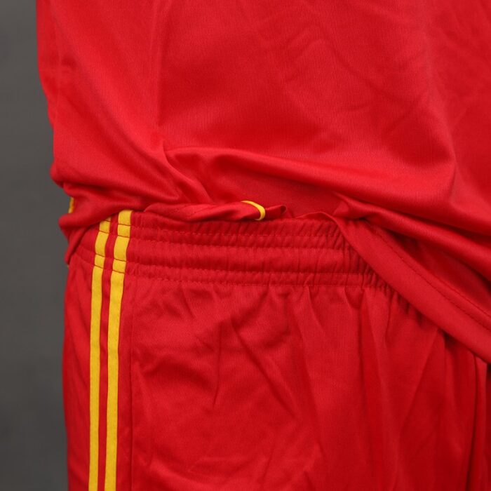 ⁦طقم رياضي (تيشيرت وشورت) للشباب لون أحمر وأصفر⁩ - الصورة ⁦2⁩