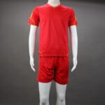 ⁦طقم رياضي (تيشيرت وشورت) للشباب لون أحمر وأصفر⁩ - الصورة ⁦3⁩