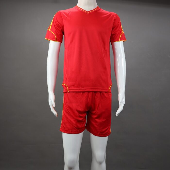 ⁦طقم رياضي (تيشيرت وشورت) للشباب لون أحمر وأصفر⁩ - الصورة ⁦3⁩